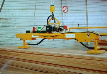 Vacuum lifter of Aerolift to handle timber to and from the sawing table