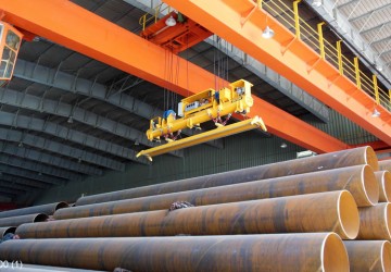 This vacuum lifter of Aerolift is being used in a pipe factory in China