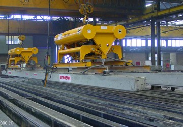 Vacuum lifter to demould and lift two piles up to 25 meters at the same time