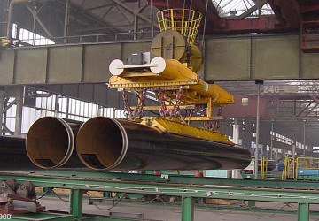 Vacuum lifter of Aerolift which handles twee coated pipes at the same time