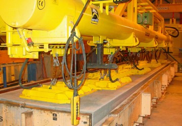 Vacuum lifter used to lift and demould concrete elements