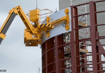 During the construction of bulk tanks, this vacuum lifter of Aerolift is used to bend the flat wall plates