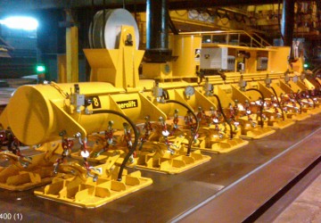 Vacuum lifter of Aerolift which handles steel plates with temperatures up to 200 degrees Celsius