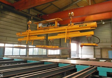 Vacuum lifter of Aerolift to handle steel plates of different lengths