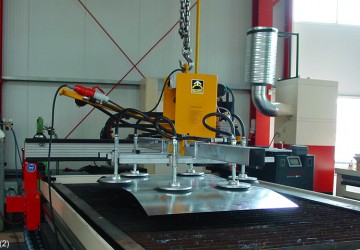 Vacuum lifter which is being used for the internal transport to and from an automatic cutting table