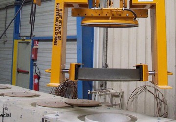 Vacuum lifter of Aerolift which demould, turns and handles eccentric concrete rings
