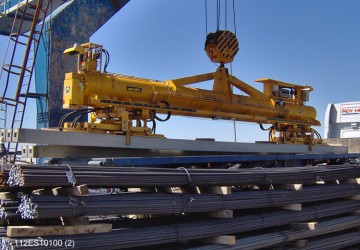 With this vacuum lifter of Aerolift piles of different lengths are being loaded on a truck