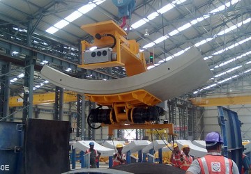 This vacuum lifter of Aerolift in India is able to turn tunnel segments 180 degrees