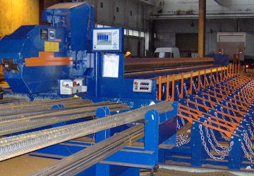 Materiaaltribune voor betonstaal, met daartussen een aanvoerbaan naar de knipschaar, geproduceerd door MHZ