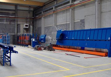 Knipstraat voor betonstaal tot 40 mm en een beugelautomaat met dubbele buigkop om betonstaal van 6 mm tot en met 16 mm te verwerken, geproduceerd door MHZ