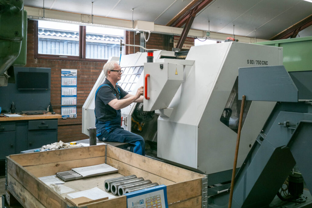 Een Draaier / Frezer van MHZ aan het werk