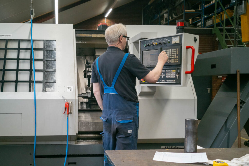 Een Draaier / Frezer bij MHZ aan het werk